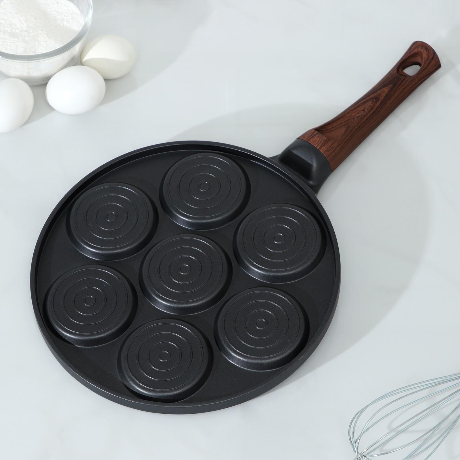 Сковорода-оладница литая Доляна «Смайлы», d=26 см, ручка soft-touch, цвет чёрный