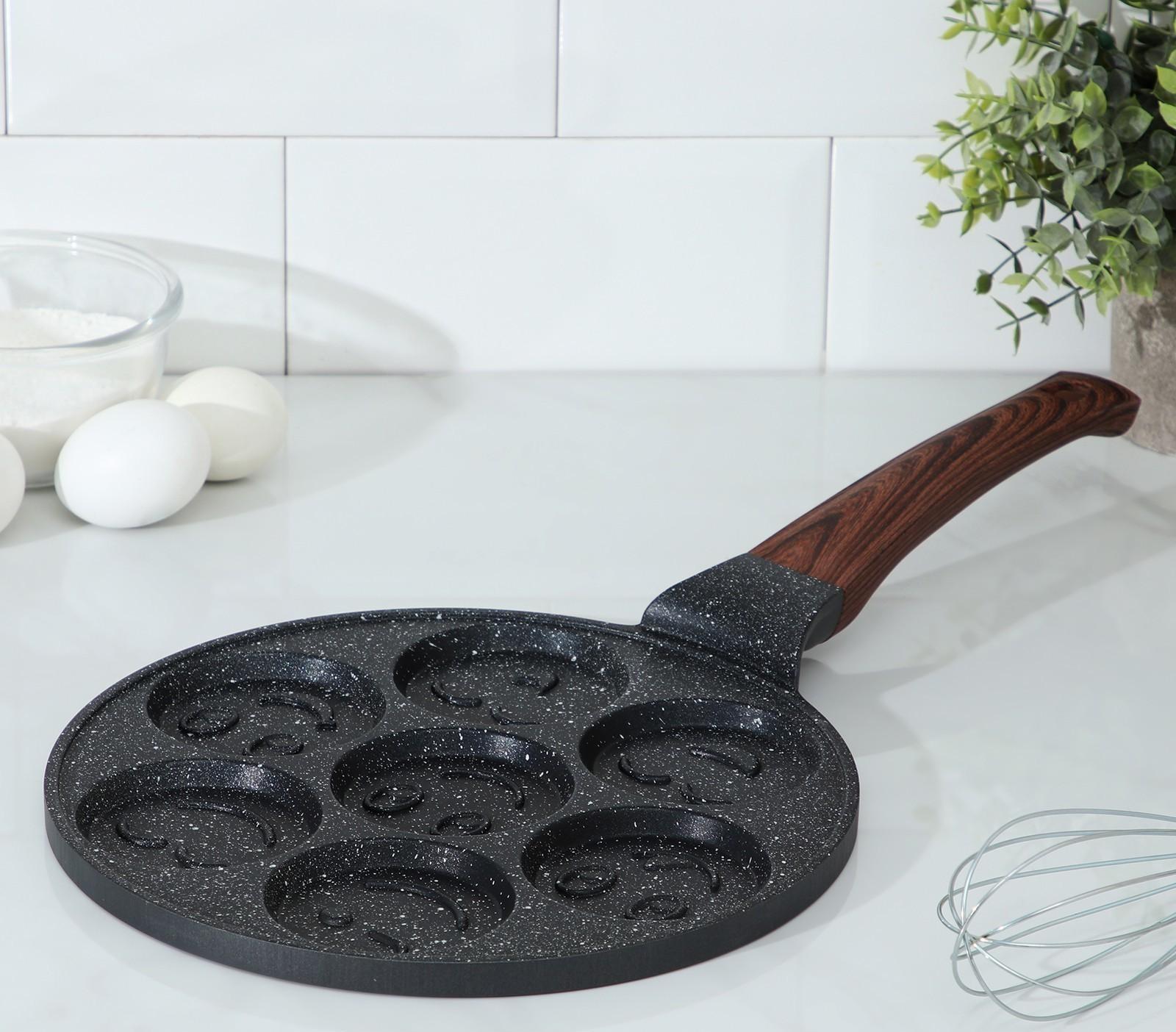 Сковорода-оладница литая Доляна «Смайлы», d=26 см, ручка soft-touch, цвет чёрный