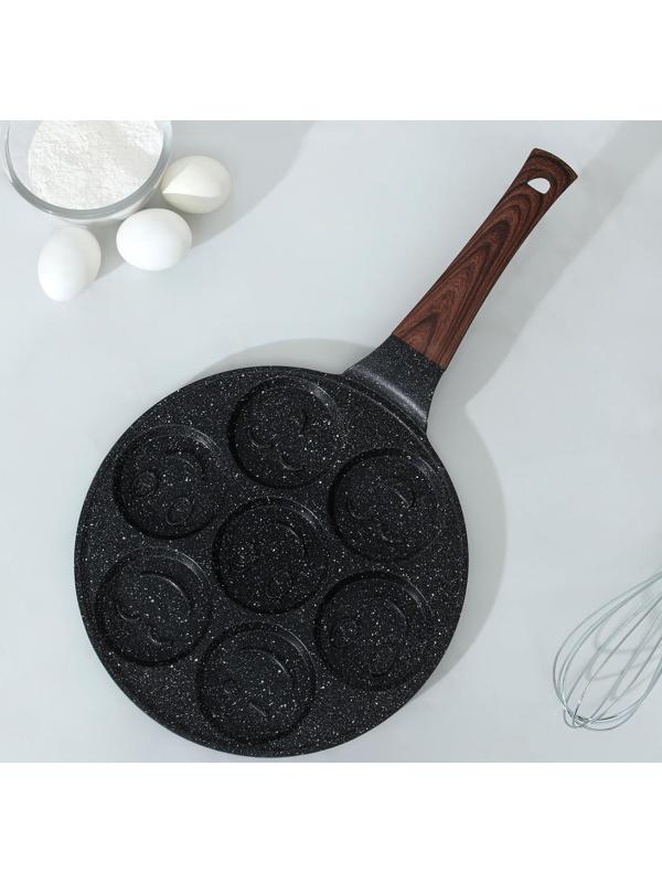 Сковорода-оладница литая Доляна «Смайлы», d=26 см, ручка soft-touch, цвет чёрный