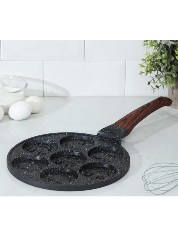 Сковорода-оладница литая Доляна «Смайлы», d=26 см, ручка soft-touch, цвет чёрный