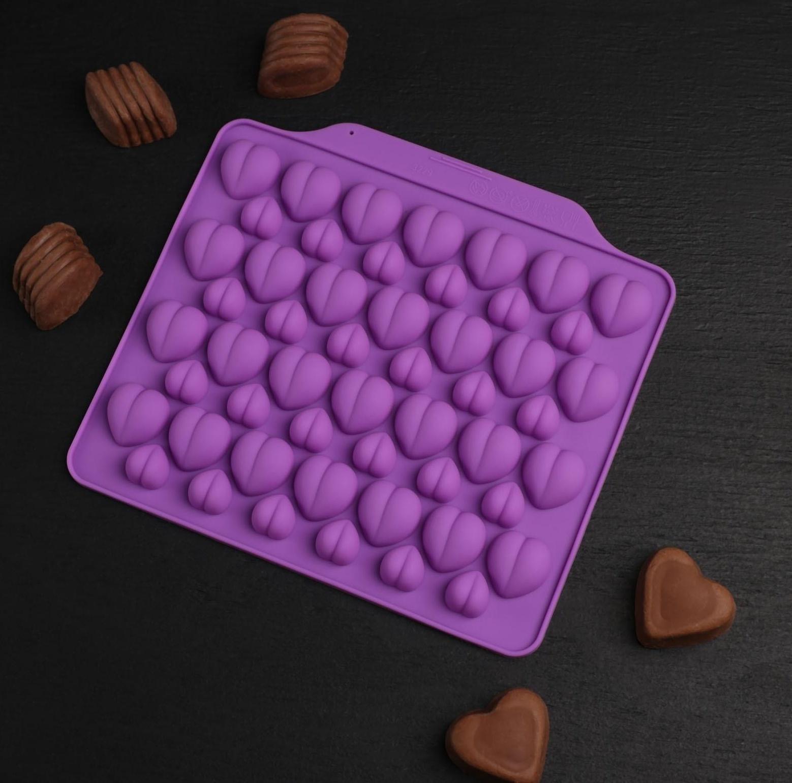 Форма для льда и кондитерских украшений Доляна «Море сердец», 18×15×1 см, силикон, 52 ячейки, цвет МИКС