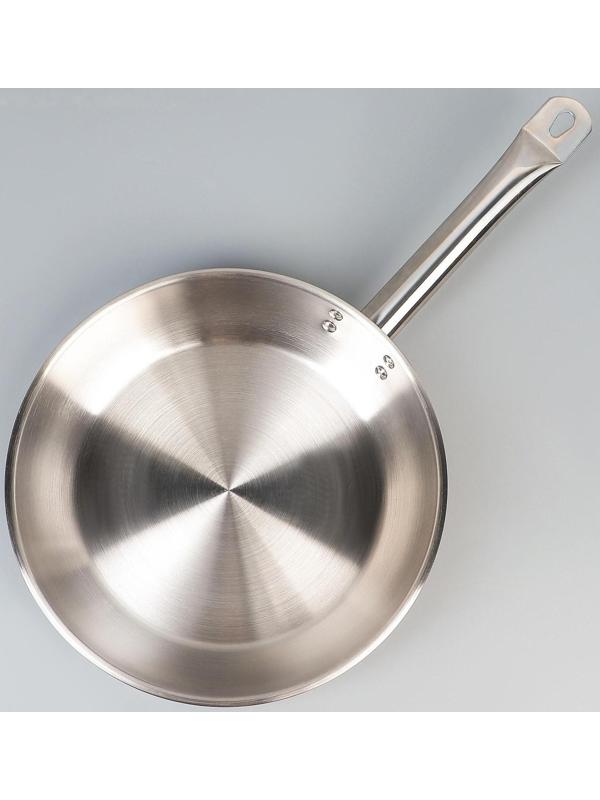 Сковорода «Общепит», d=28 см, корпус 0,6 мм, дно 3,5 мм, с теплораспределительным слоем, металлическая ручка, индукция, цвет хромированный