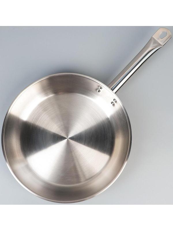 Сковорода «Общепит», d=30 см, корпус 0,6 мм, дно 3,5 мм, с теплораспределительным слоем, металлическая ручка, индукция, цвет хромированный