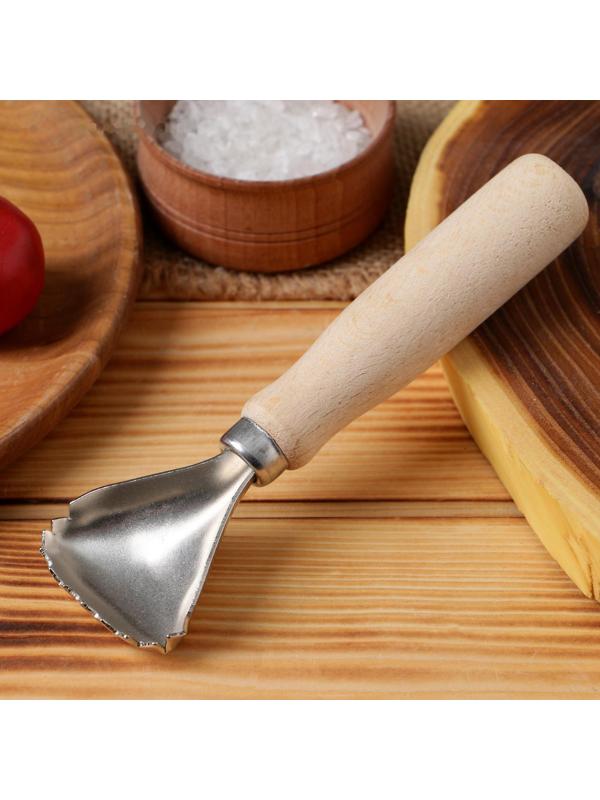 Рыбочистка с деревянной ручкой