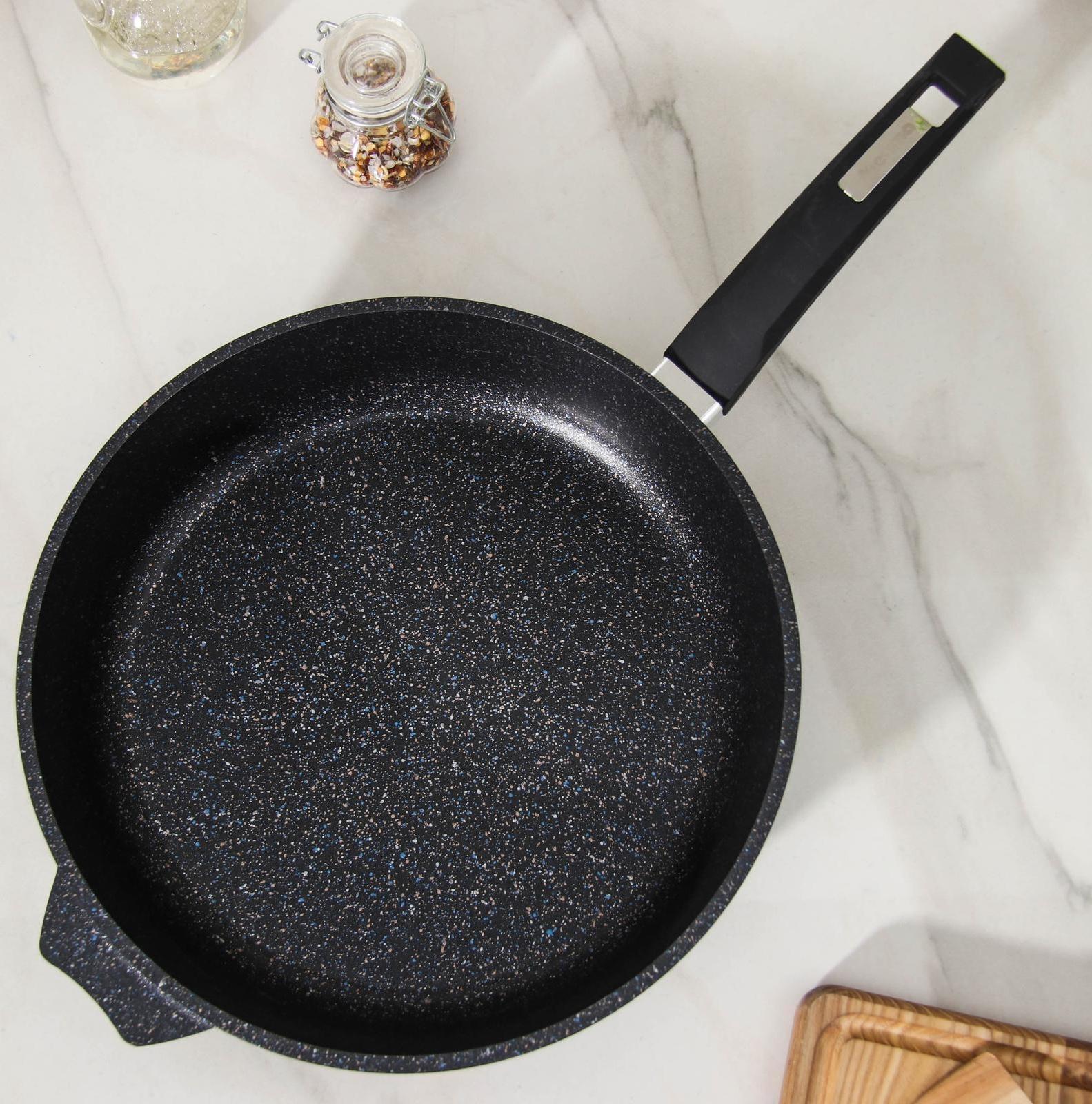 Сковорода «Гранит Star», d=30 см, пластиковая ручка, стеклянная крышка, антипригарное покрытие, цвет чёрный