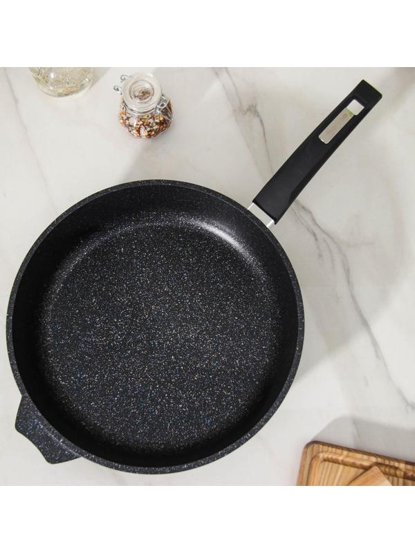 Сковорода «Гранит Star», d=30 см, пластиковая ручка, стеклянная крышка, антипригарное покрытие, цвет чёрный