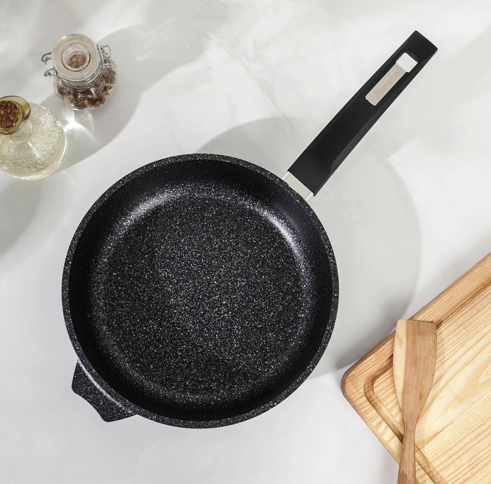 Сковорода «Гранит Star», d=24 см, пластиковая ручка, антипригарное покрытие, цвет чёрный