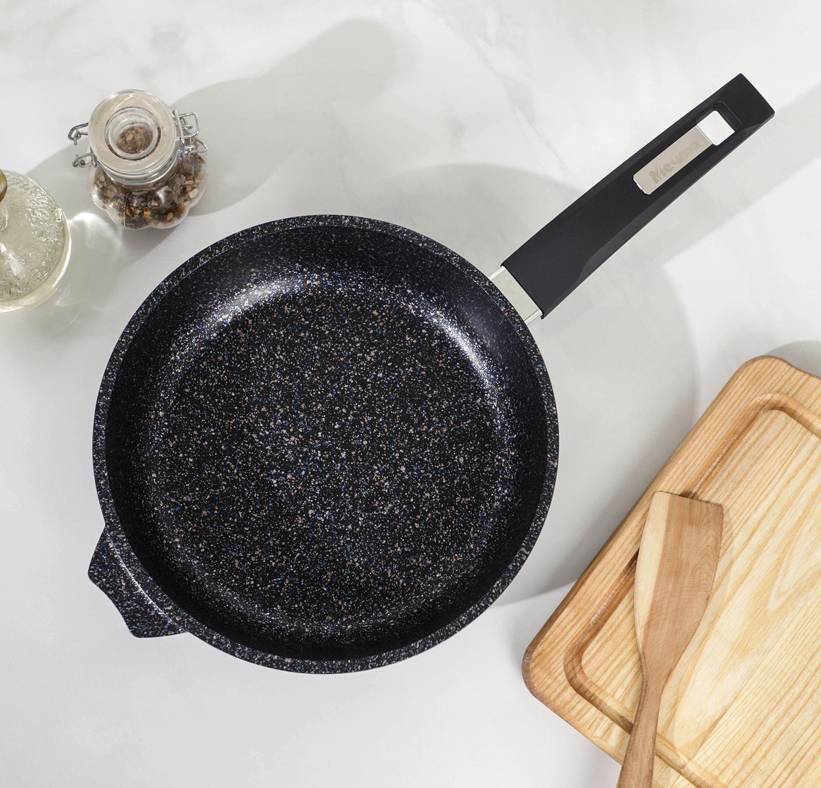 Сковорода «Гранит Star», d=22 см, пластиковая ручка, антипригарное покрытие, цвет чёрный