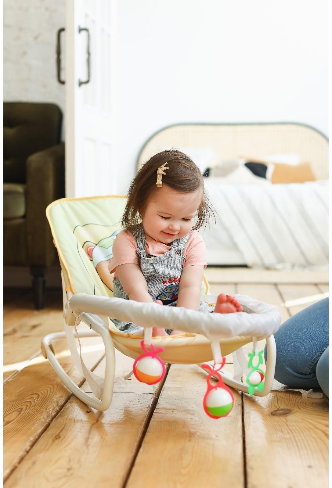 Шезлонг - качалка для новорождённых «Мишка под одеялком», игровая дуга, игрушки МИКС