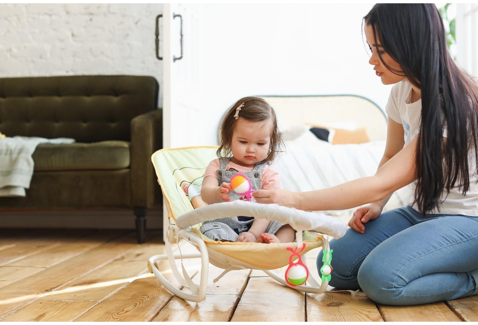 Шезлонг - качалка для новорождённых «Мишка под одеялком», игровая дуга, игрушки МИКС