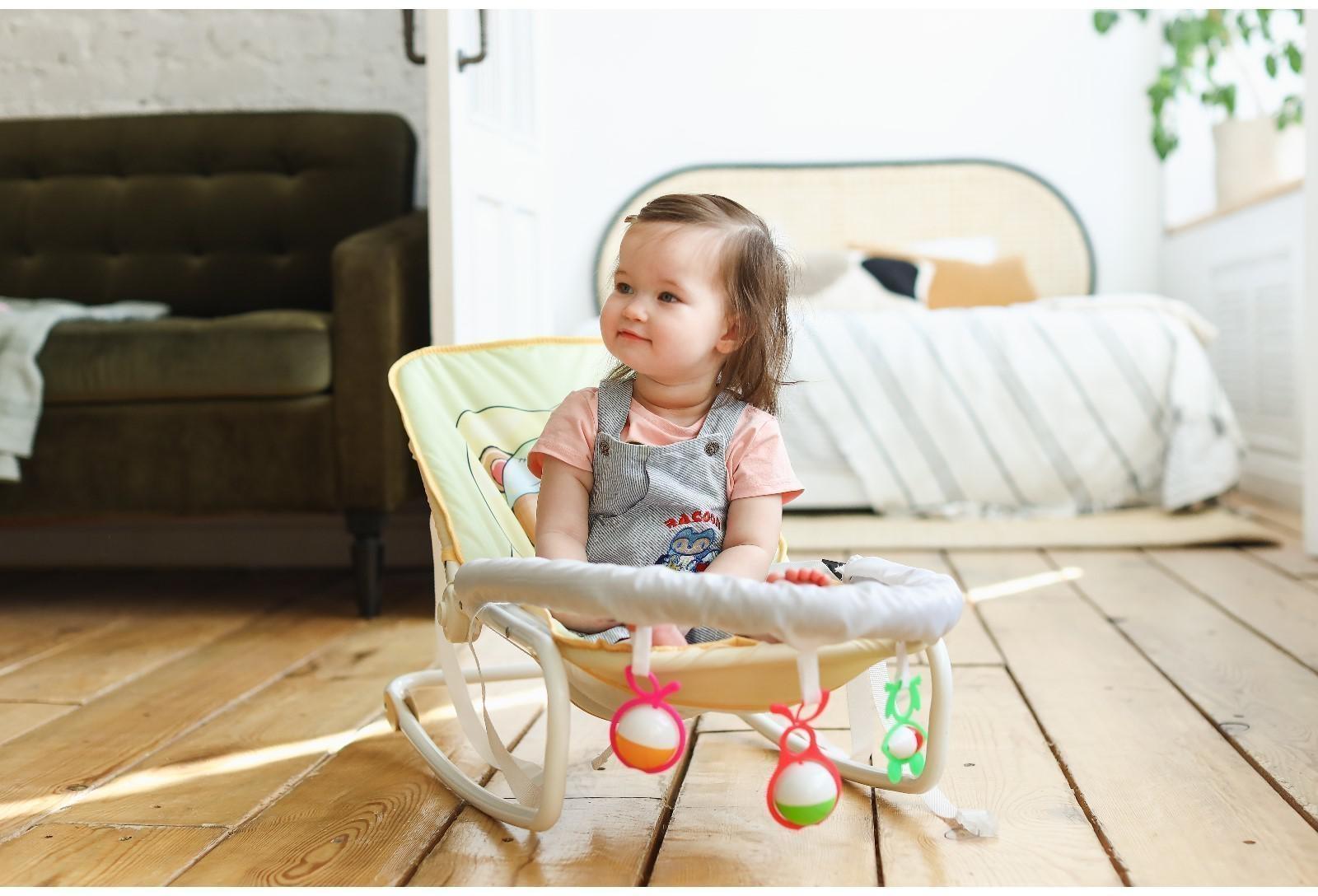 Шезлонг - качалка для новорождённых «Мишка под одеялком», игровая дуга, игрушки МИКС