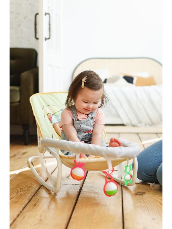 Шезлонг - качалка для новорождённых «Мишка под одеялком», игровая дуга, игрушки МИКС