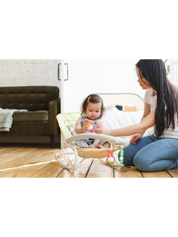 Шезлонг - качалка для новорождённых «Мишка под одеялком», игровая дуга, игрушки МИКС