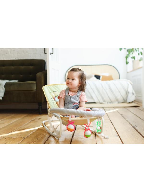 Шезлонг - качалка для новорождённых «Мишка под одеялком», игровая дуга, игрушки МИКС