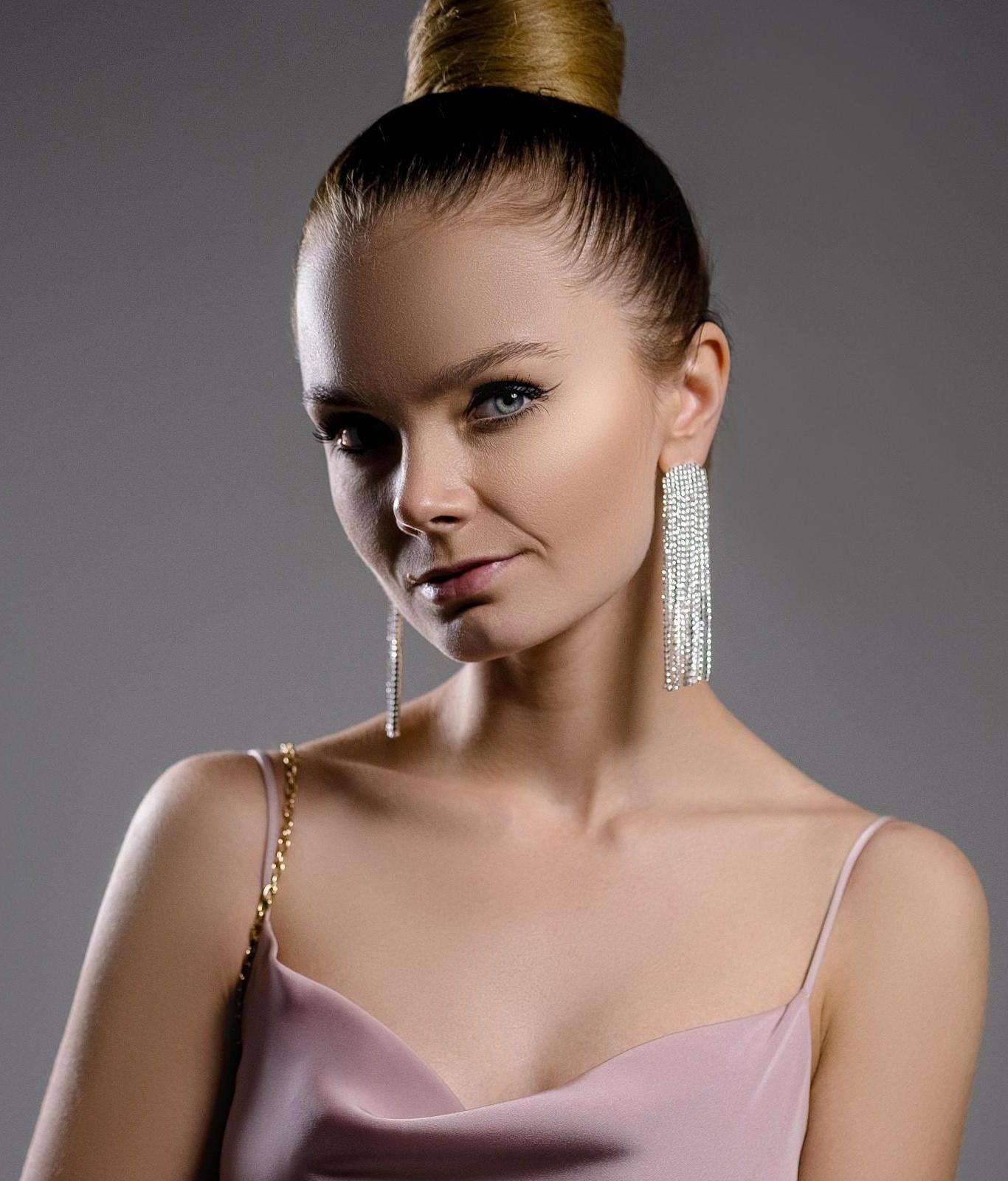 Серьги висячие со стразами 