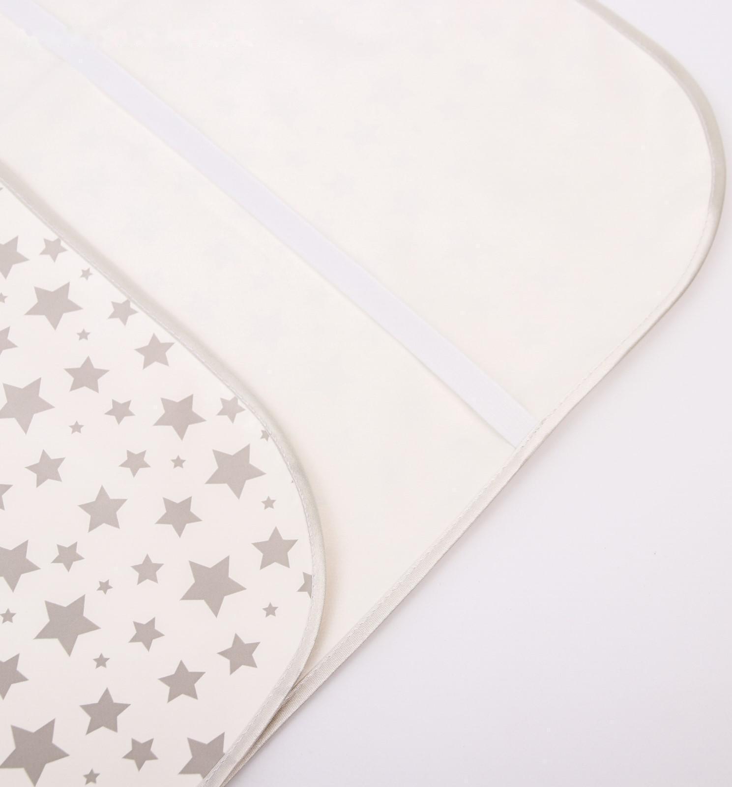 Клеёнка-наматрасник с резинками-держателями, с рисунком «Серые звезды»