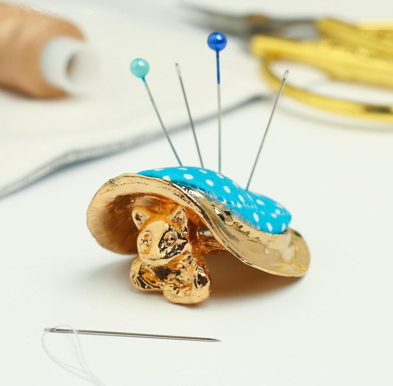 Игольница «Котёнок и шляпа», под зoлoто