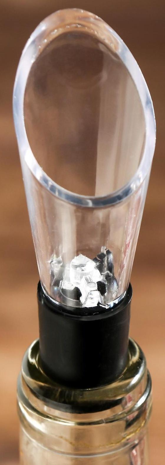 Штопор-бутылка и пробка на подложке 