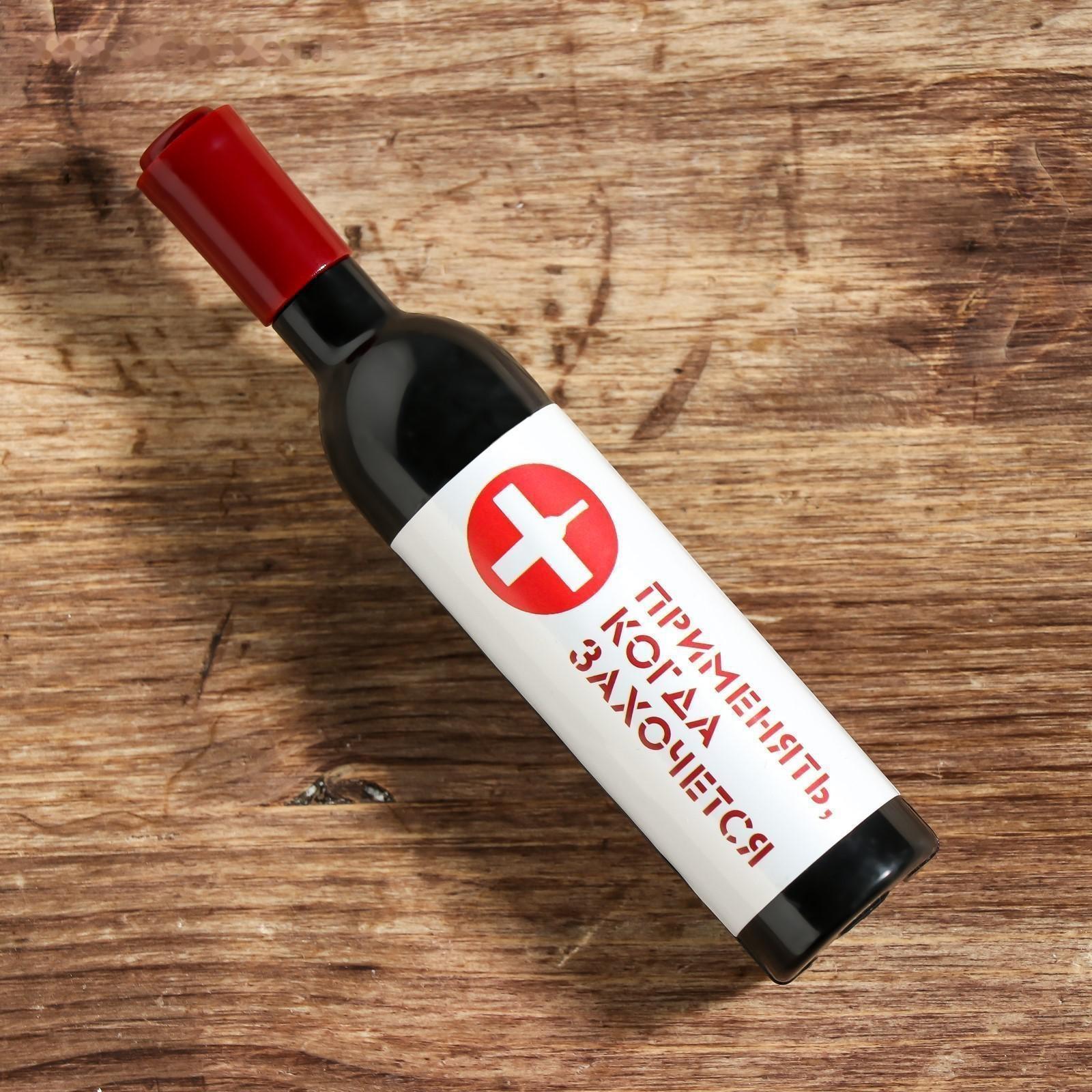 Штопор-бутылка и пробка на подложке 