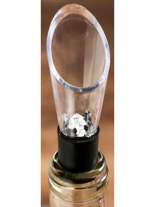 Штопор-бутылка и пробка на подложке 