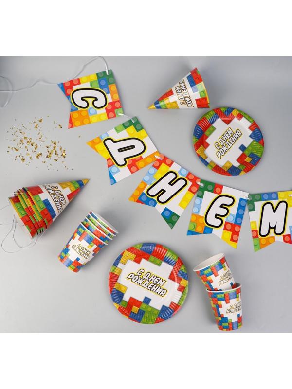 Набор бумажной посуды «С днём рождения», кубики, 6 тарелок, 6 стаканов, 6 колпаков, 1 гирлянда