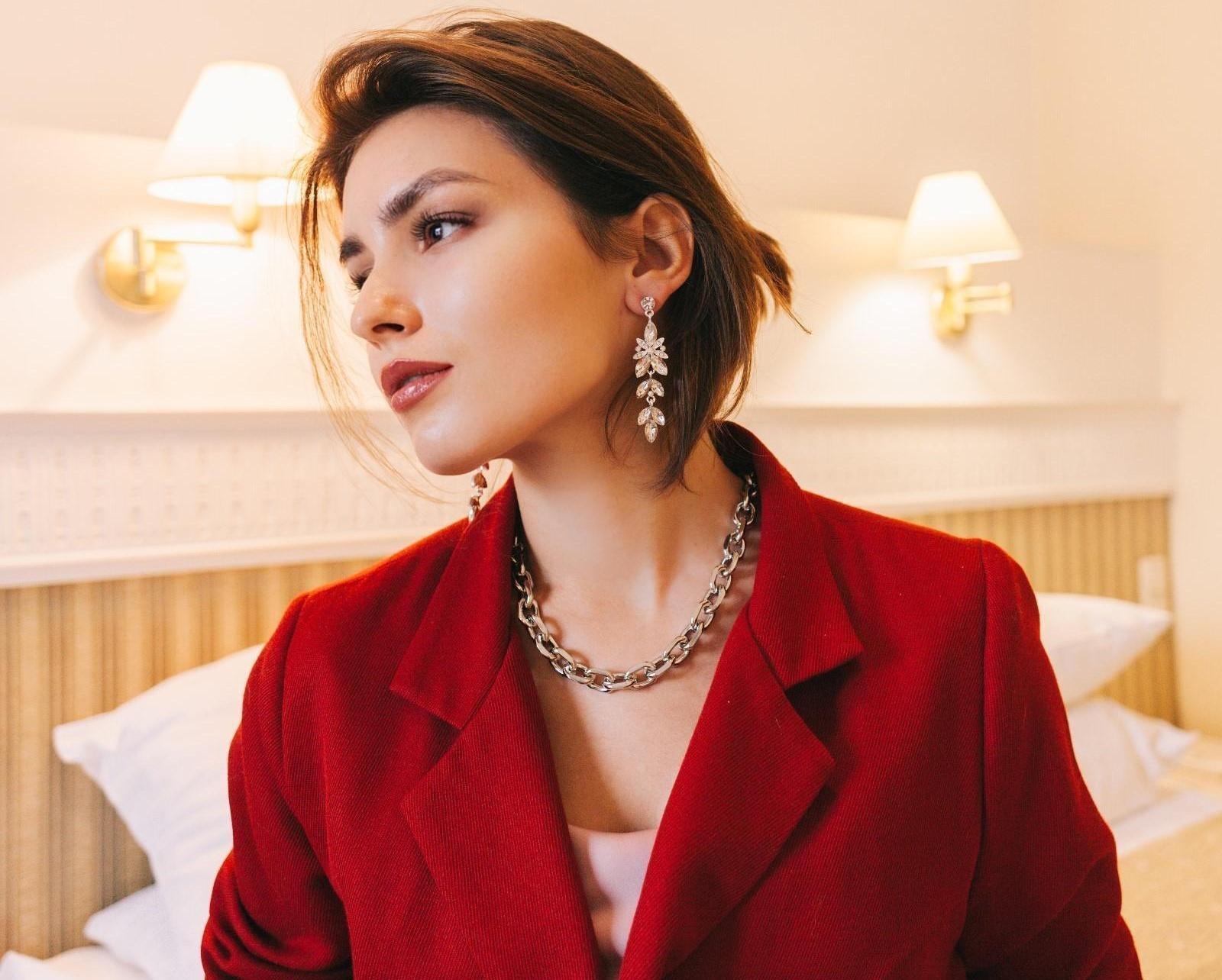 Серьги висячие со стразами 