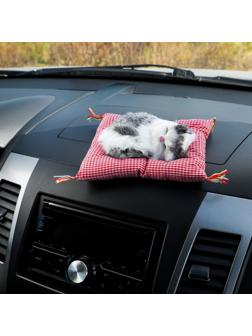 Игрушка на панель авто, кошка на подушке, бело-серый окрас
