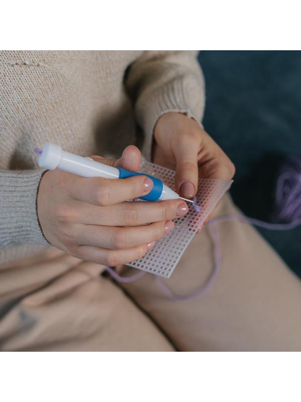 Игла для вышивания, для ковровой техники, d = 1,3/1,6/2,2 мм, с нитевдевателем, цвет белый/синий