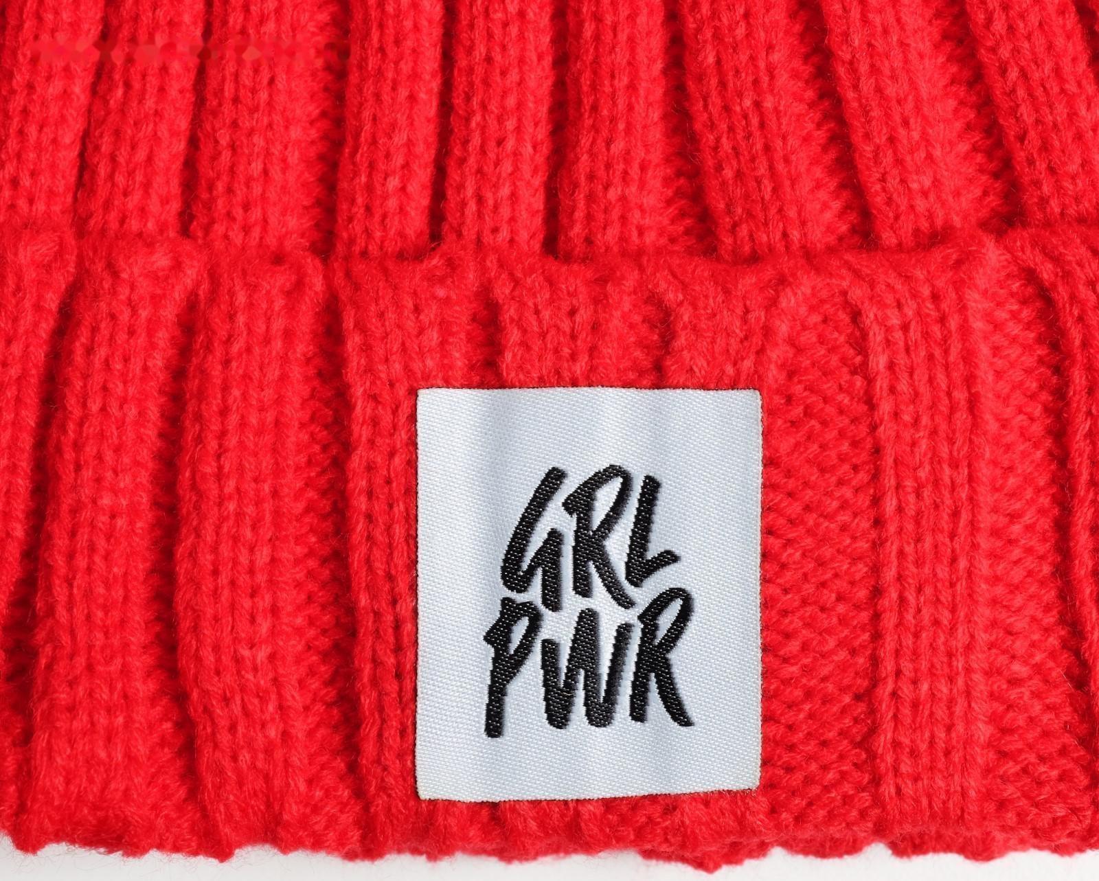 Женская шапка с помпоном 