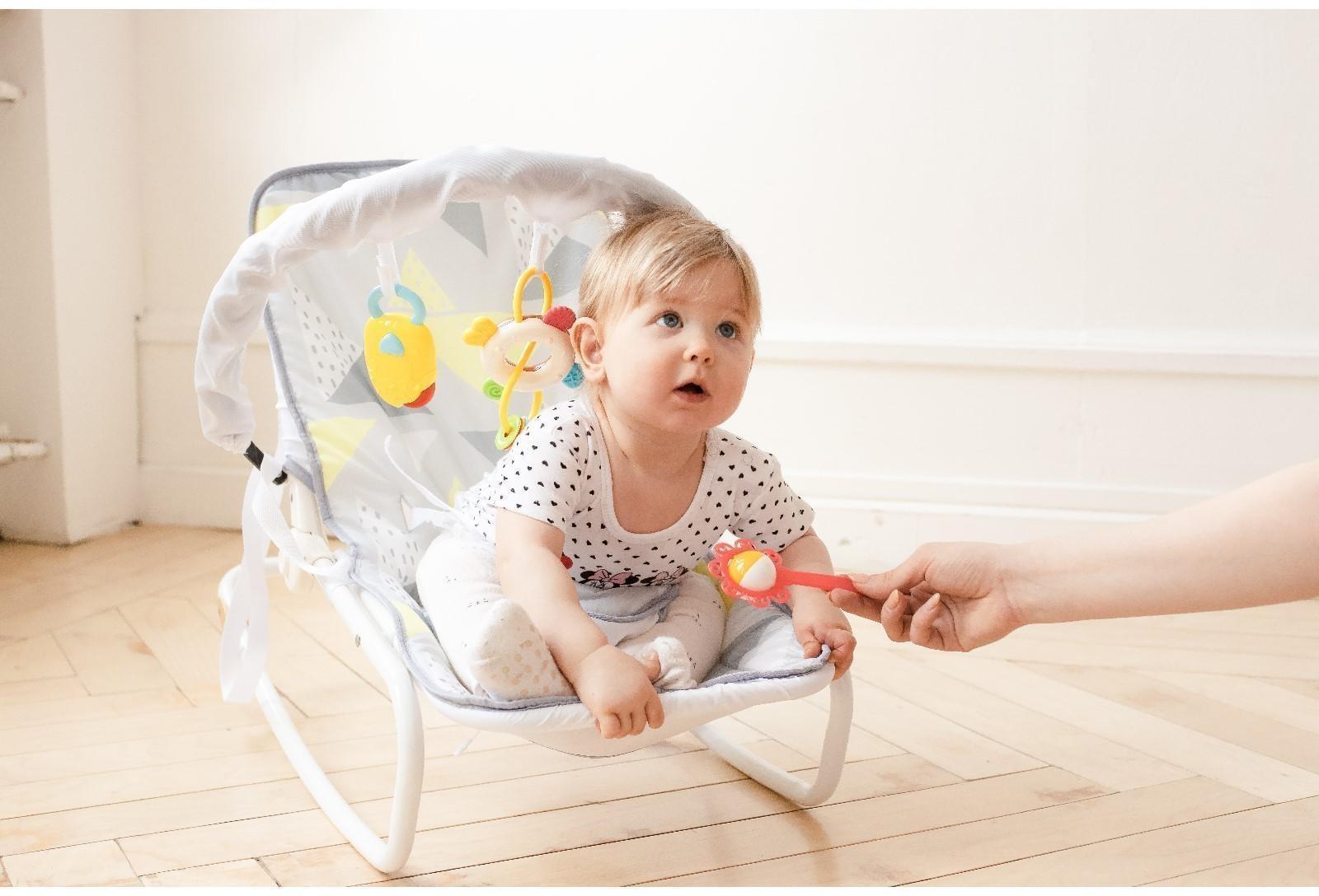 Шезлонг - качалка для новорождённых «Геометрия», игровая дуга, игрушки МИКС