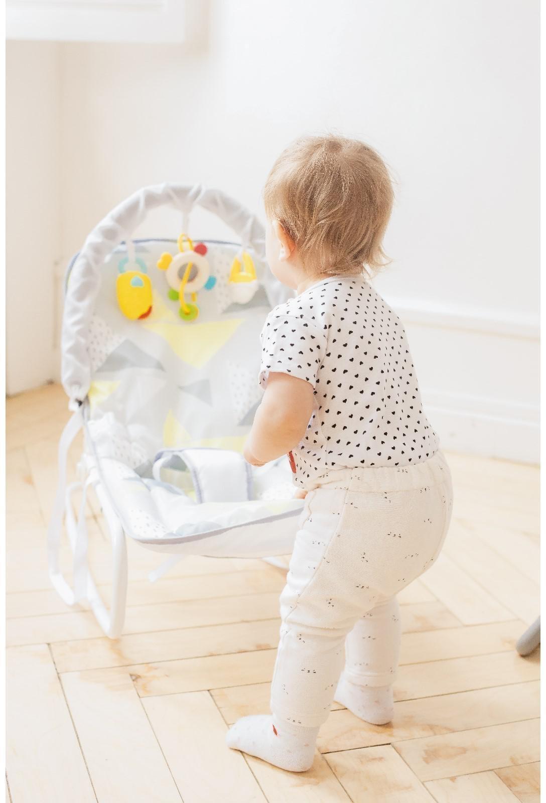 Шезлонг - качалка для новорождённых «Геометрия», игровая дуга, игрушки МИКС