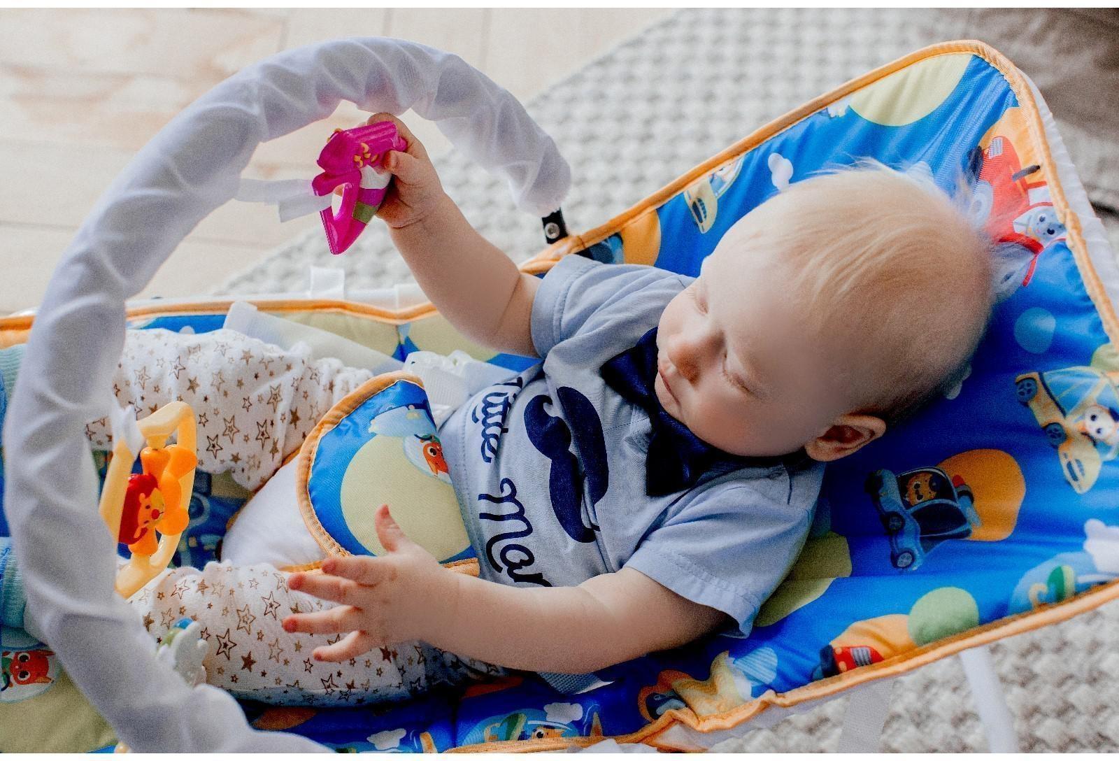 Шезлонг - качалка для новорождённых «Транспорт», игровая дуга, игрушки МИКС