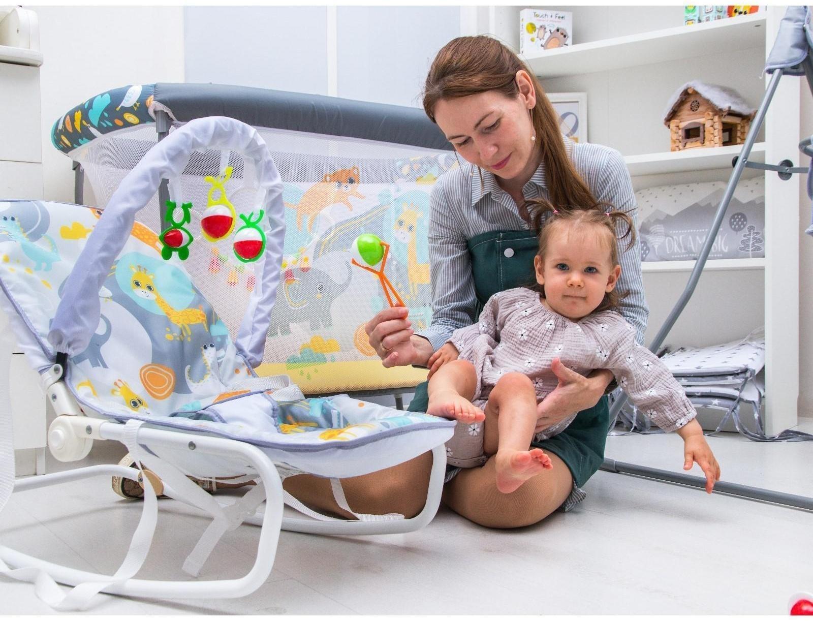 Шезлонг - качалка для новорождённых «Веселые зверята», игровая дуга, игрушки МИКС