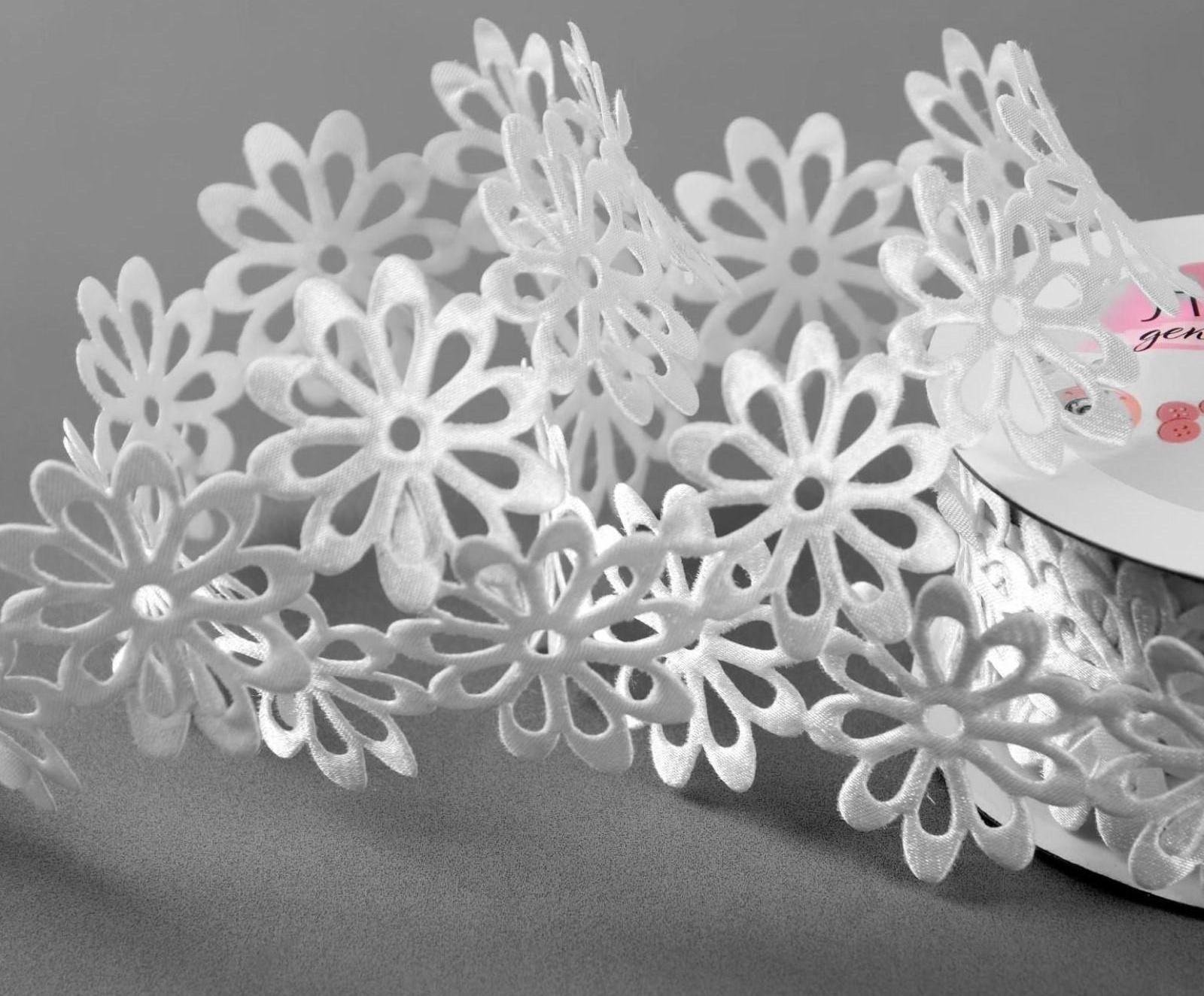 Лента фигурная «Крупный цветок», 40 мм, 9 ± 0,5 м, цвет белый