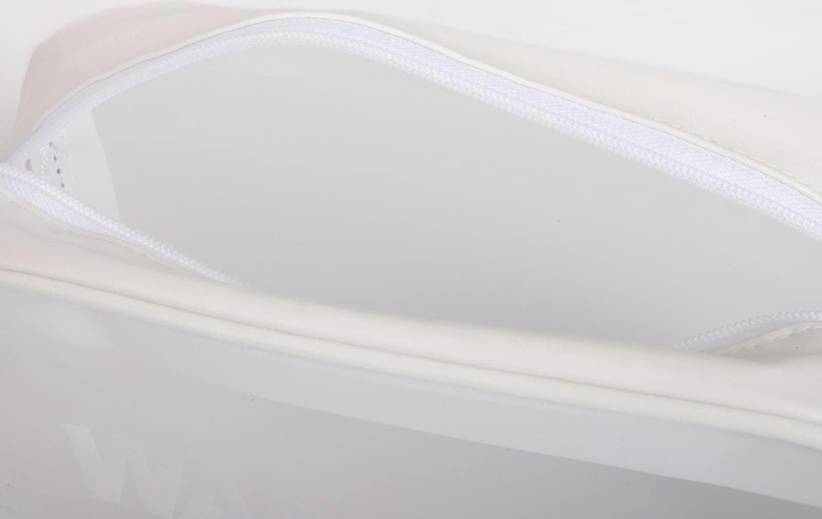 Косметичка на молнии, цвет белый