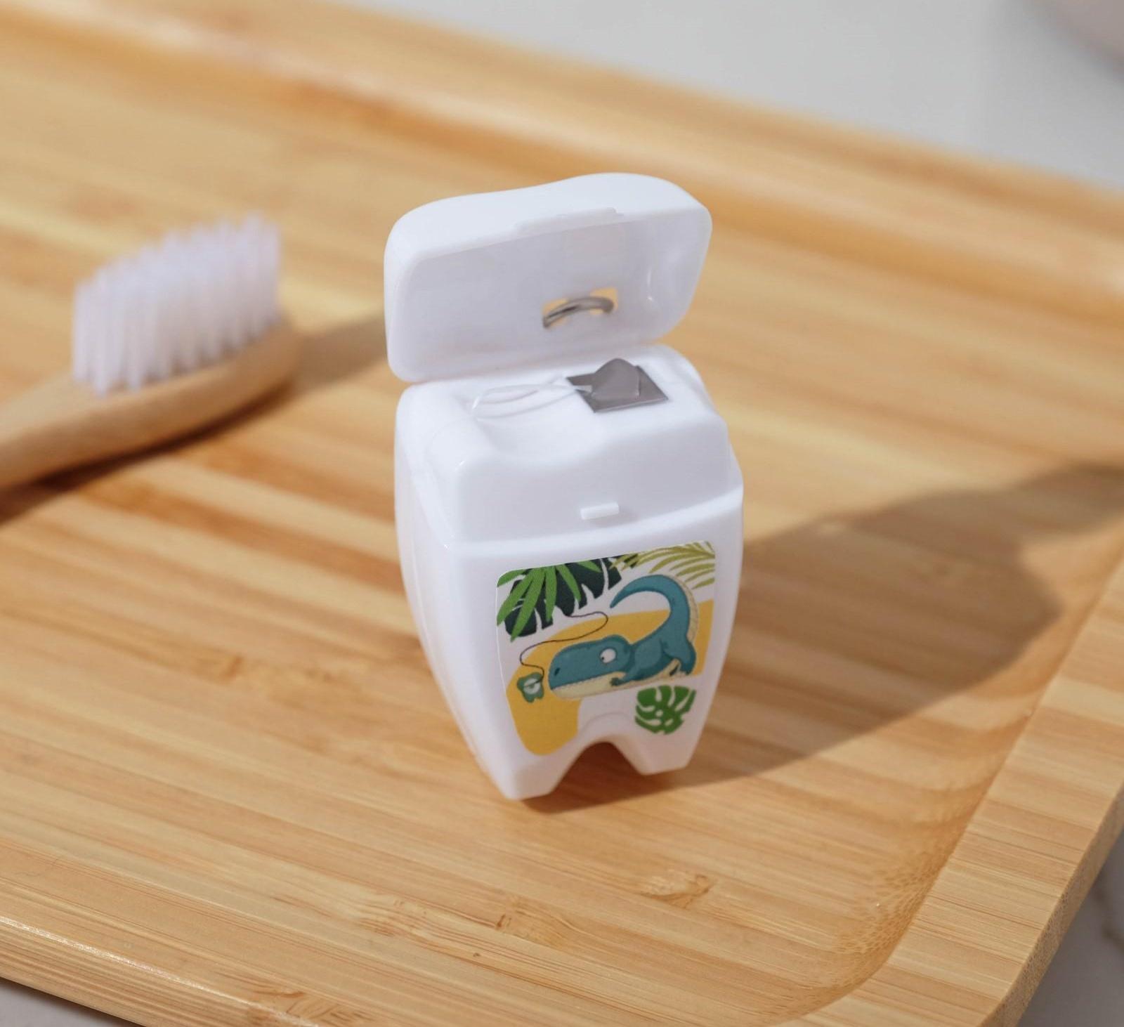 Зубная нить в форме зуба «К стоматологу не хочется», 15 м, 8 х 10,5 см