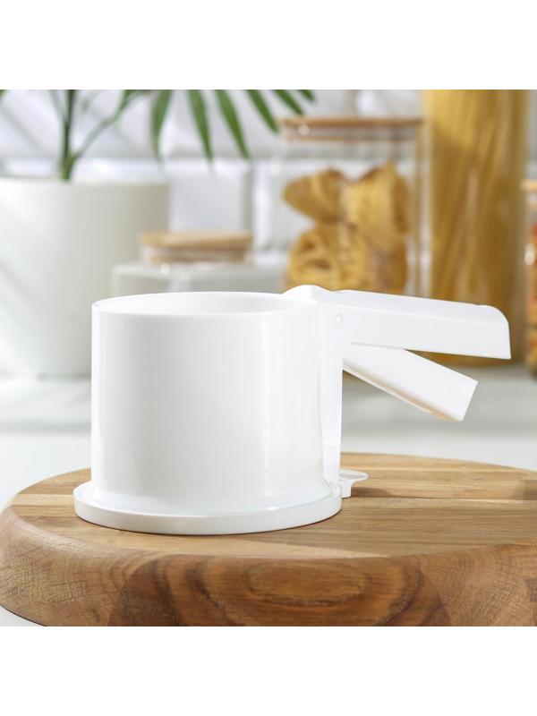 Просеиватель для муки Альтернатива, 22×12 см, цвет белый