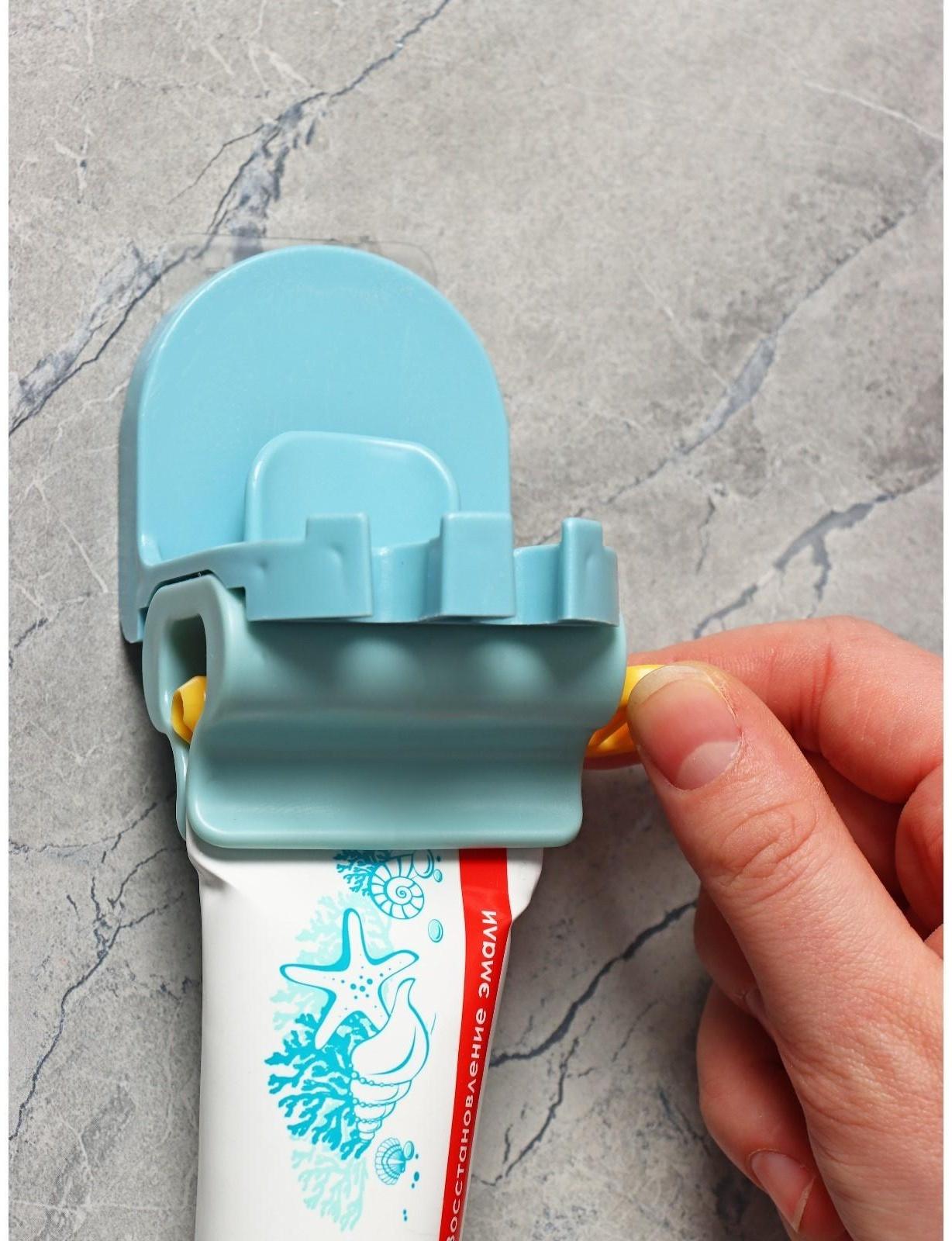 Держатель для зубных щёток с выдавливателем для пасты на липучке, 7×5,2×8 см, цвет МИКС