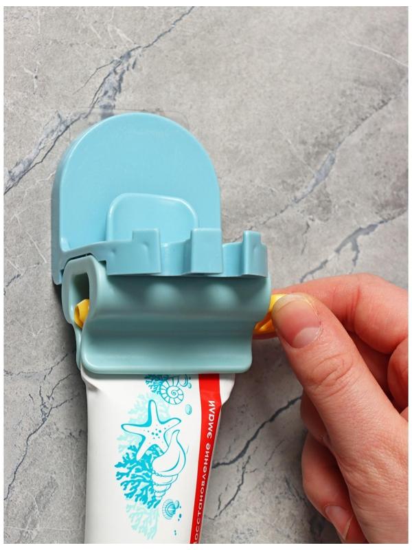 Держатель для зубных щёток с выдавливателем для пасты на липучке, 7×5,2×8 см, цвет МИКС