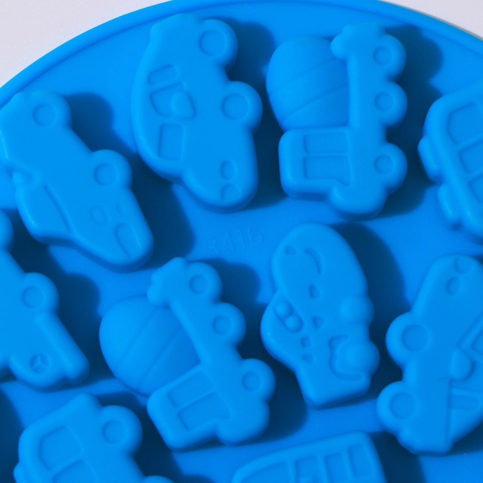 Форма для льда и кондитерских украшений Доляна «Машинки», 12×1 см, силикон, 17 ячеек, цвет МИКС