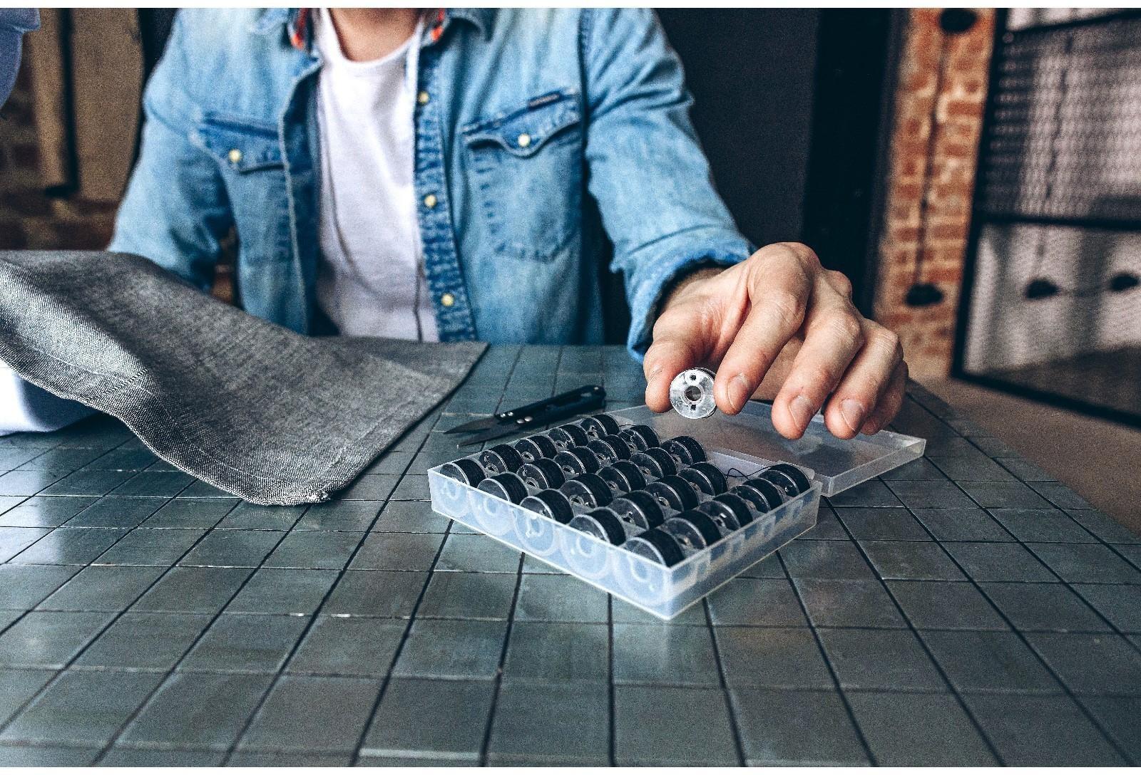 Набор шпулек с нитками в контейнере, d = 20 мм, 25 шт, цвет чёрный