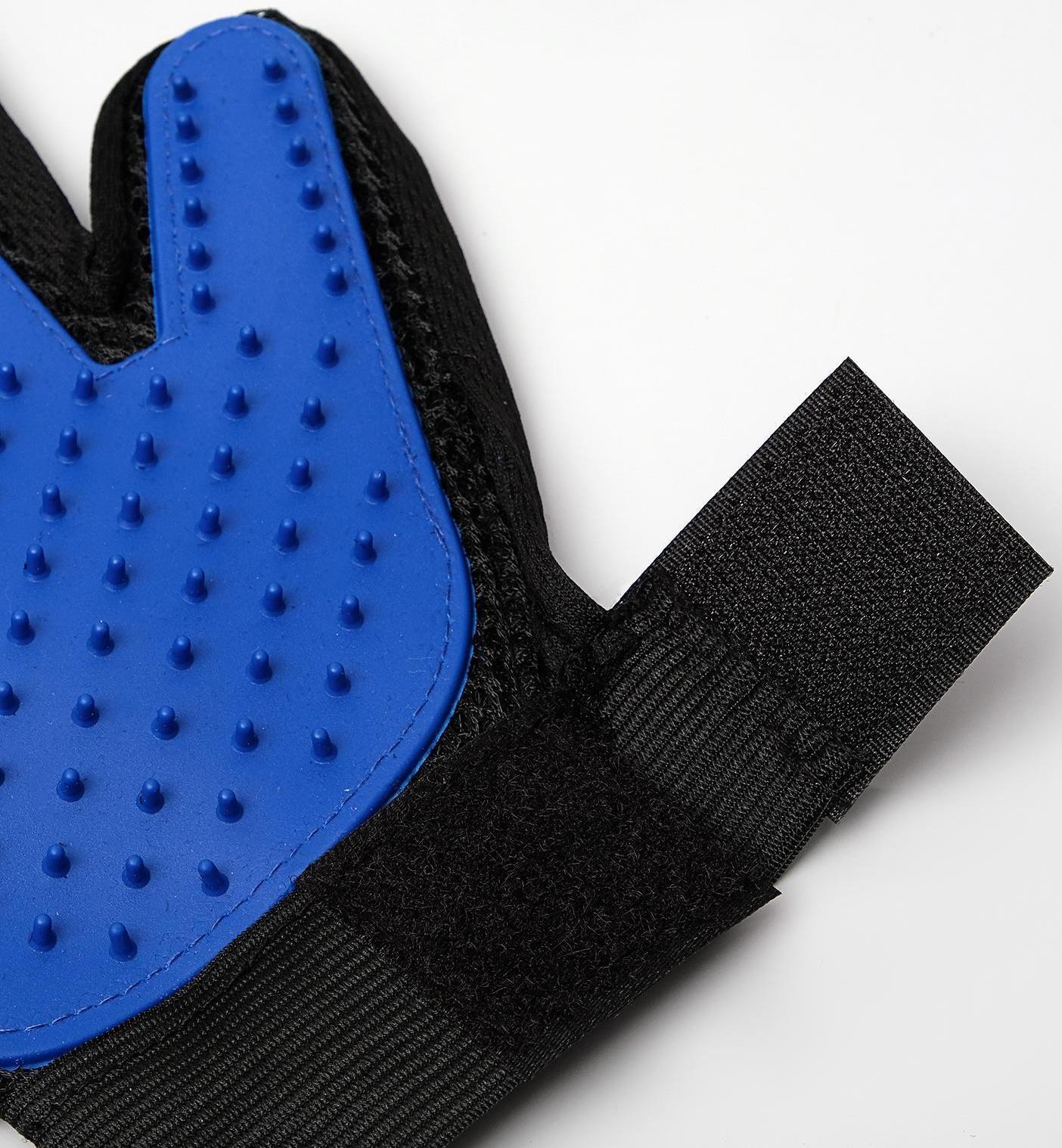 Рукавица - щетка для шерсти на правую руку с удлиненными зубчиками, синяя