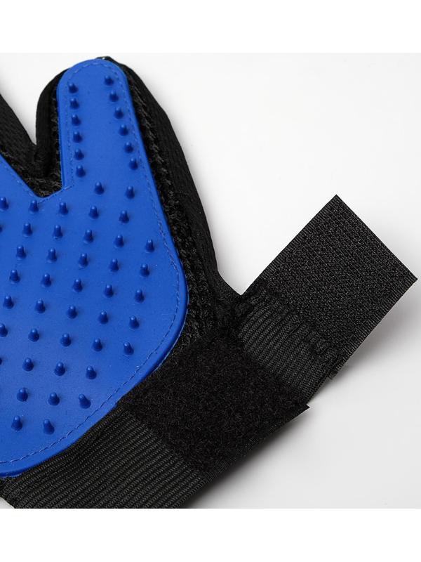 Рукавица - щетка для шерсти на правую руку с удлиненными зубчиками, синяя