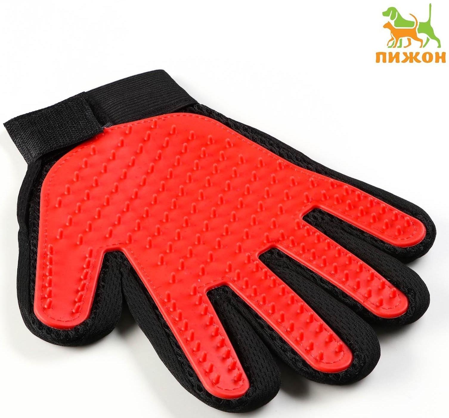 Рукавица - щетка для шерсти на правую руку с удлиненными зубчиками, красная