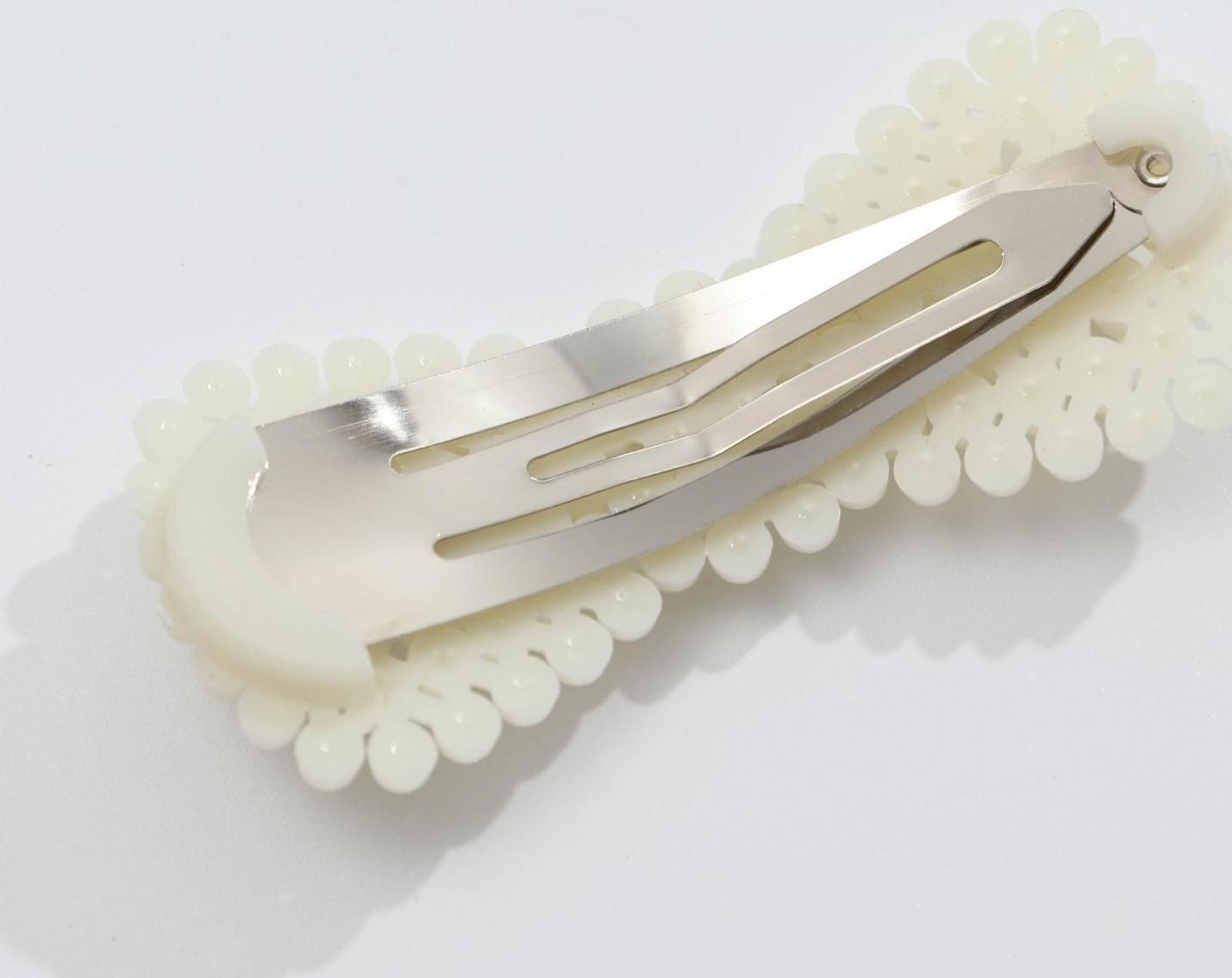 Заколка для волос на подложке «Слишком идеальна»