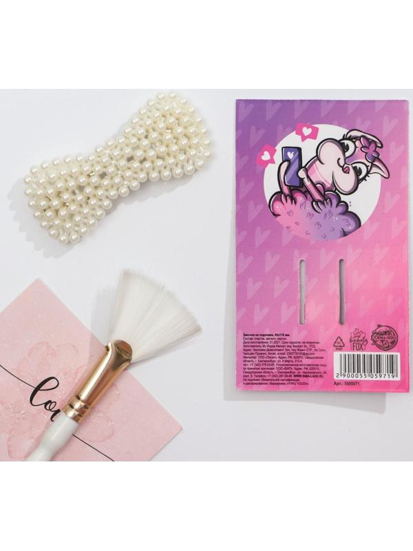 Заколка для волос на подложке «Слишком идеальна»