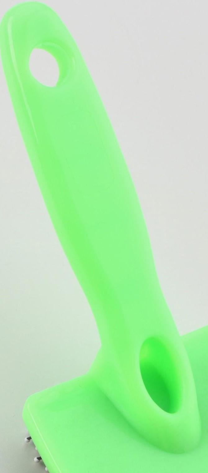 Пуходерка пластиковая мягкая с закругленными зубьями, малая, зелёная, 6 х 13,5 см