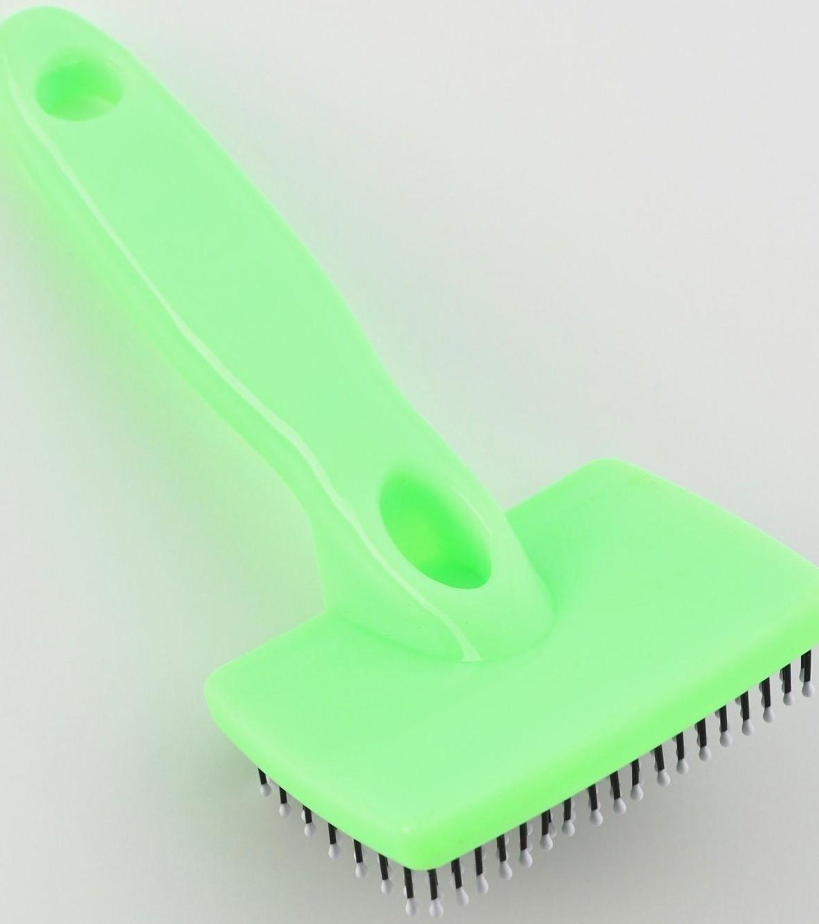 Пуходерка пластиковая мягкая с закругленными зубьями, малая, зелёная, 6 х 13,5 см
