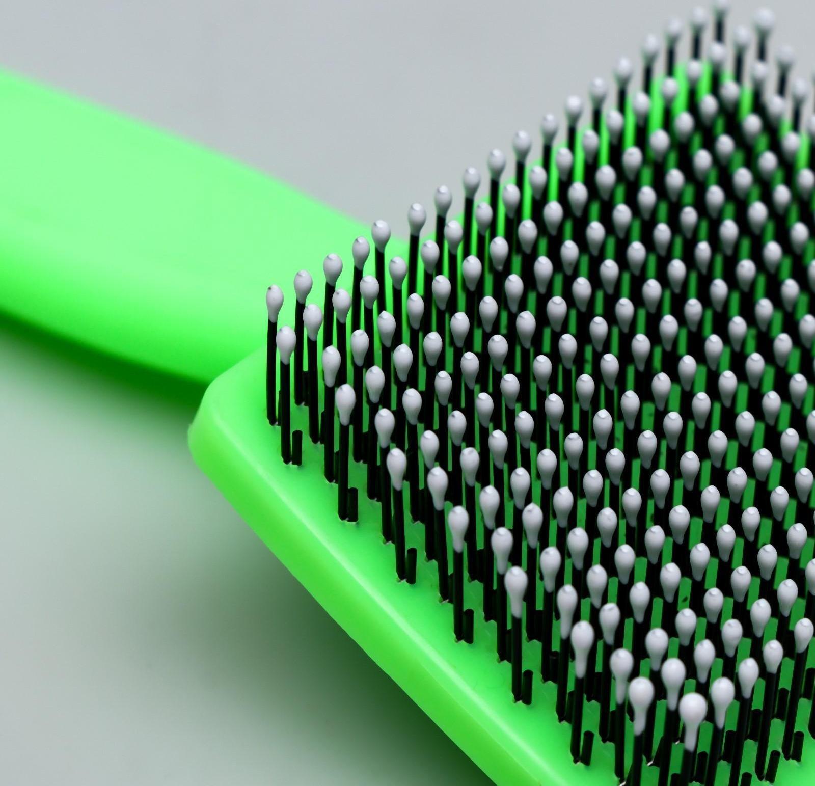 Пуходерка пластиковая мягкая с закругленными зубьями, малая, зелёная, 6 х 13,5 см