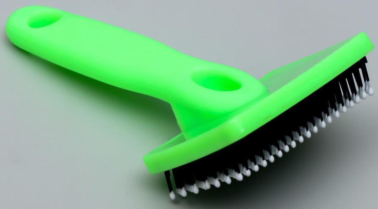 Пуходерка пластиковая мягкая с закругленными зубьями, малая, зелёная, 6 х 13,5 см